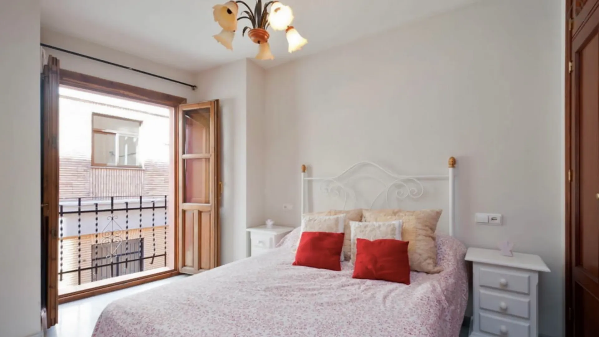 Апартаменты Sunny, 2-Bedroom House With Wifi In Central Granada 5 Minutes From All